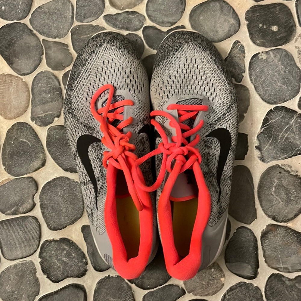 Girls Sizw 6.5Y Nike tennis shoes